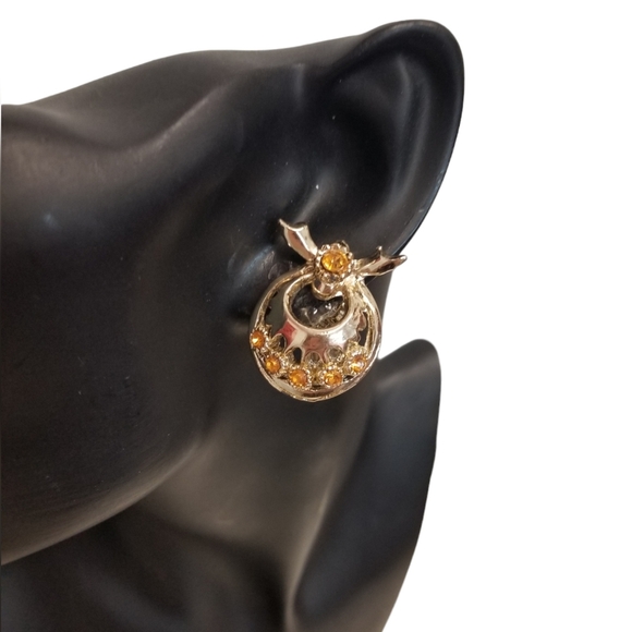 VINTAGE GOLDTONED & ORANGE AUSTRIAN CRYSTAL ORNATE CLIP ON EARRINGS - Picture 1 of 4